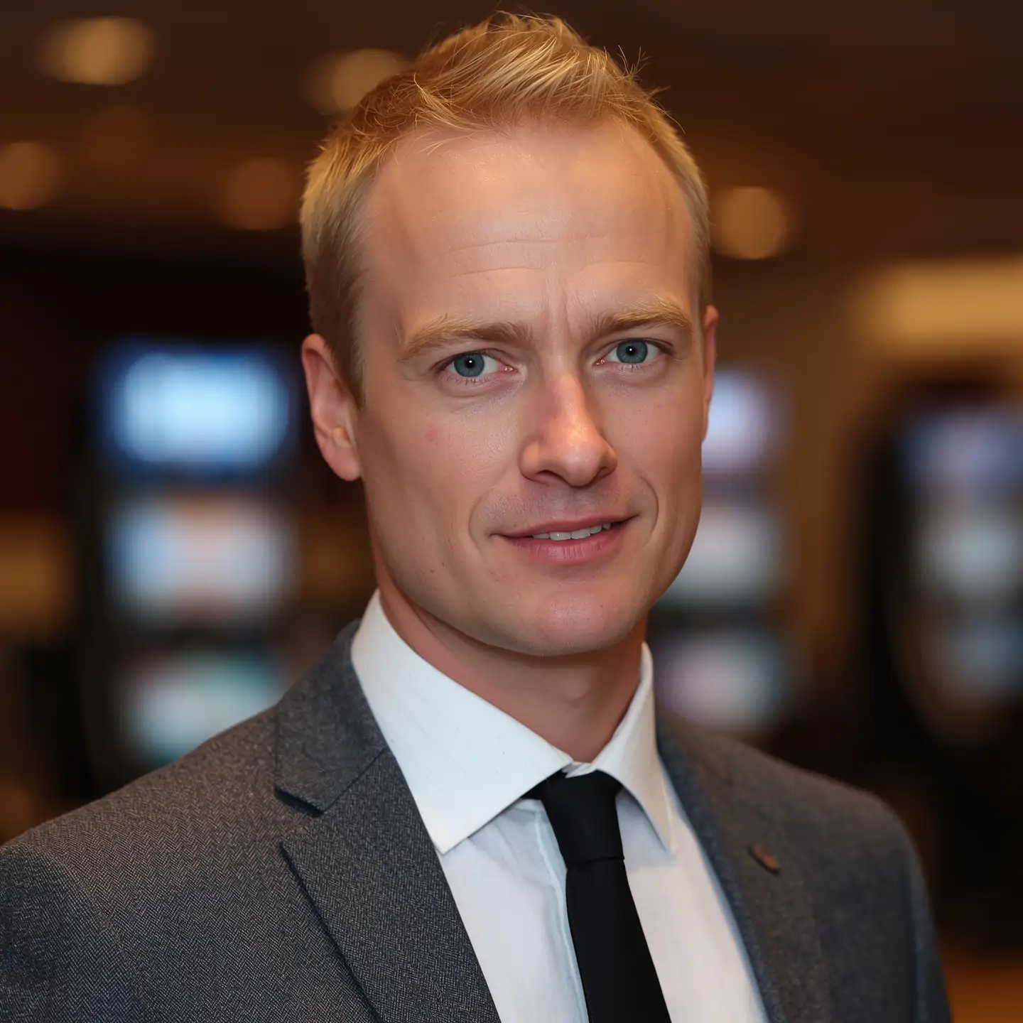 Aaro Laine kirjoittamassa artikkelia Trustly-maksullisesta kasinosta